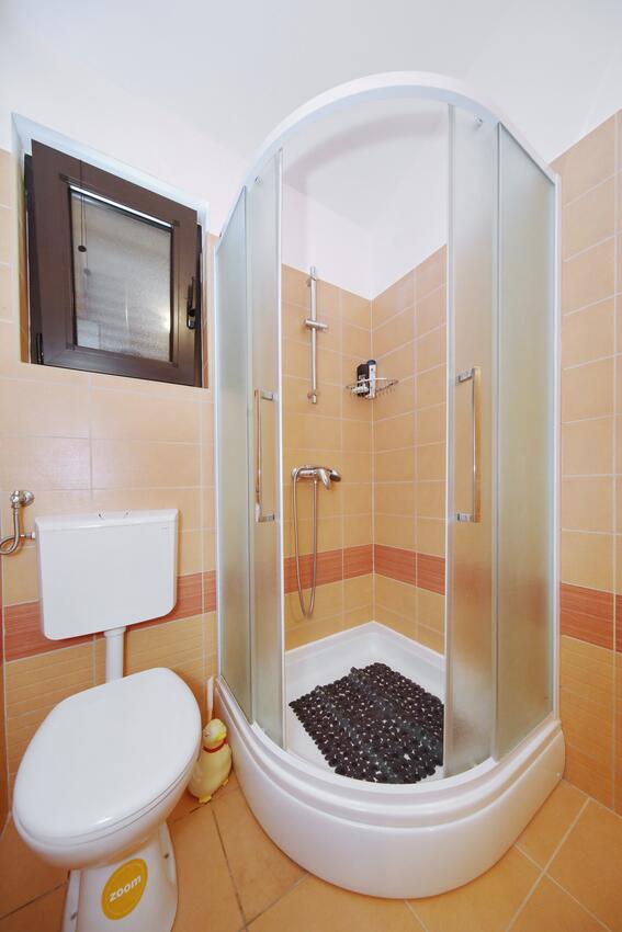 A-15907-a - Kwatery prywatne - Apartamenty nad morzem Ribarica, Karlobag