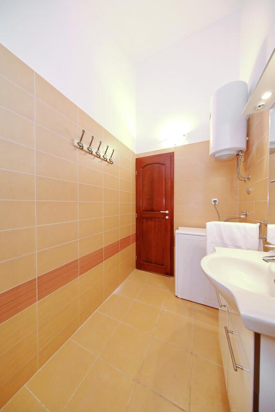 A-15907-a - Kwatery prywatne - Apartamenty nad morzem Ribarica, Karlobag