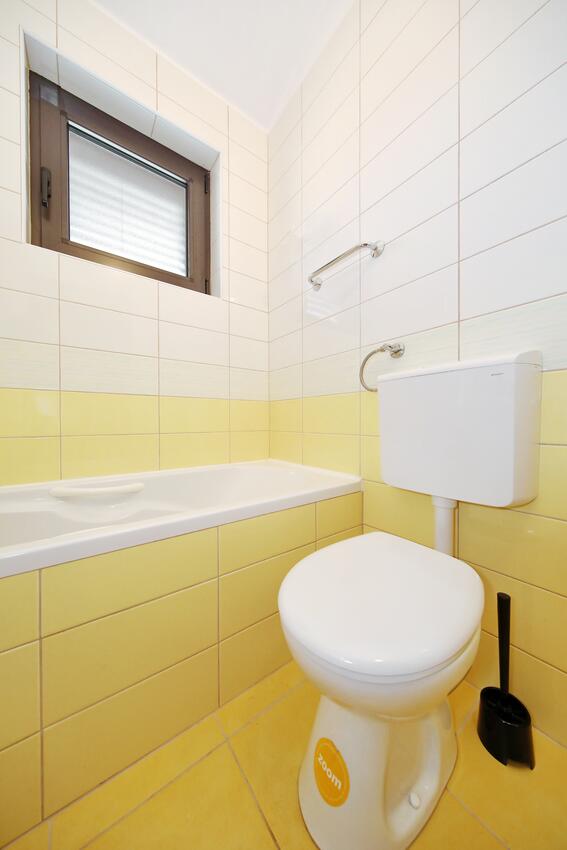 A-15907-a - Kwatery prywatne - Apartamenty nad morzem Ribarica, Karlobag