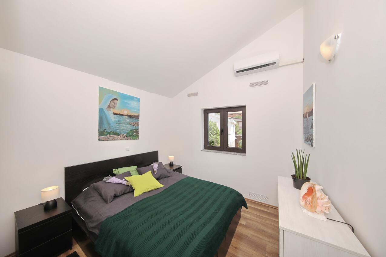 A-15907-a - Kwatery prywatne - Apartamenty nad morzem Ribarica, Karlobag