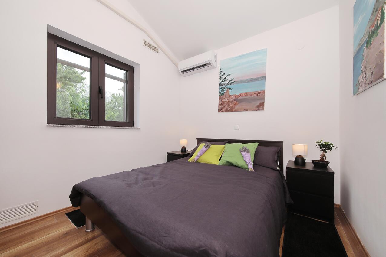 A-15907-a - Kwatery prywatne - Apartamenty nad morzem Ribarica, Karlobag
