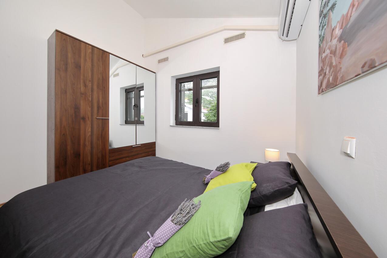 A-15907-a - Kwatery prywatne - Apartamenty nad morzem Ribarica, Karlobag
