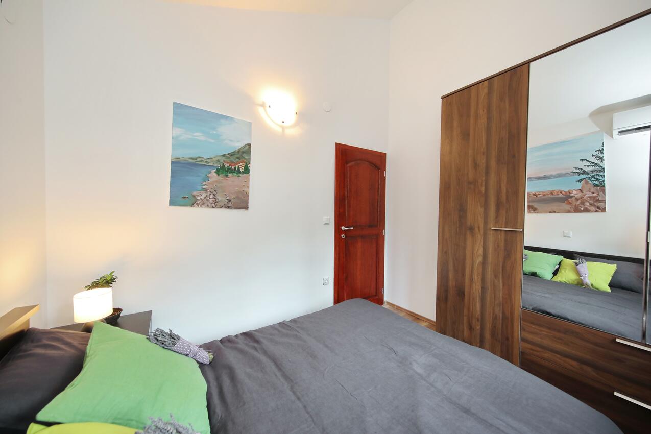 A-15907-a - Kwatery prywatne - Apartamenty nad morzem Ribarica, Karlobag