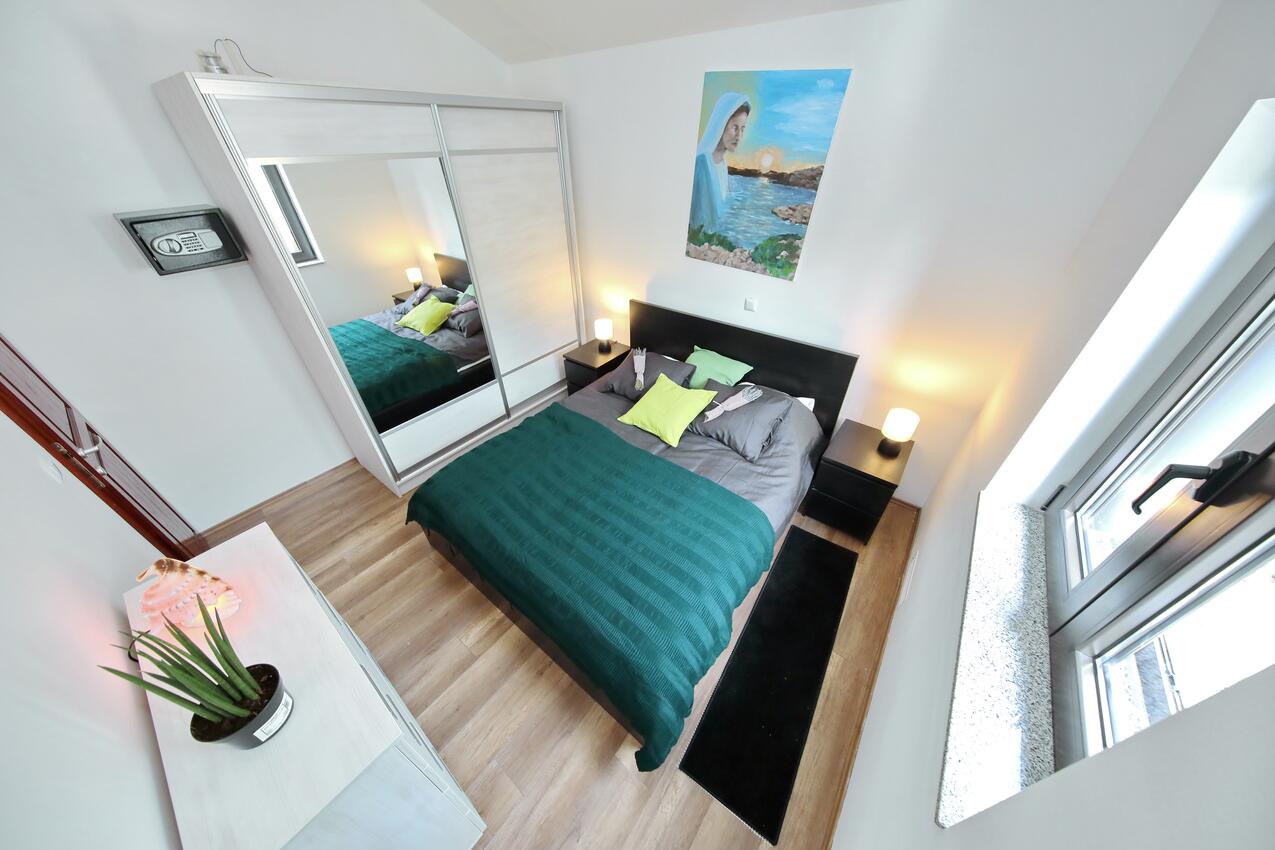 A-15907-a - Kwatery prywatne - Apartamenty nad morzem Ribarica, Karlobag