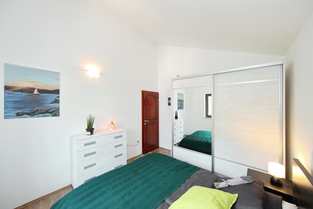 A-15907-a - Kwatery prywatne - Apartamenty nad morzem Ribarica, Karlobag