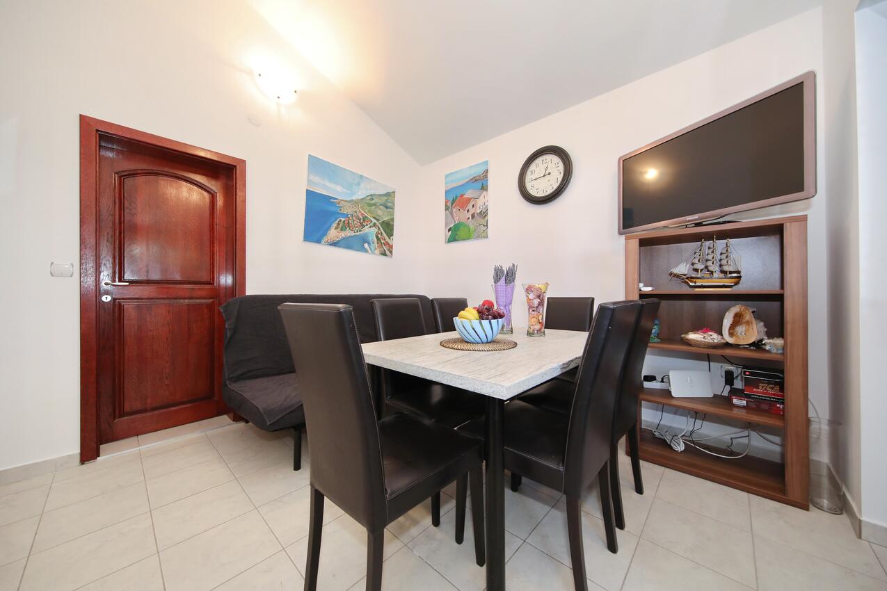 A-15907-a - Kwatery prywatne - Apartamenty nad morzem Ribarica, Karlobag
