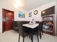 A-15907-a - Kwatery prywatne - Apartamenty nad morzem Ribarica, Karlobag