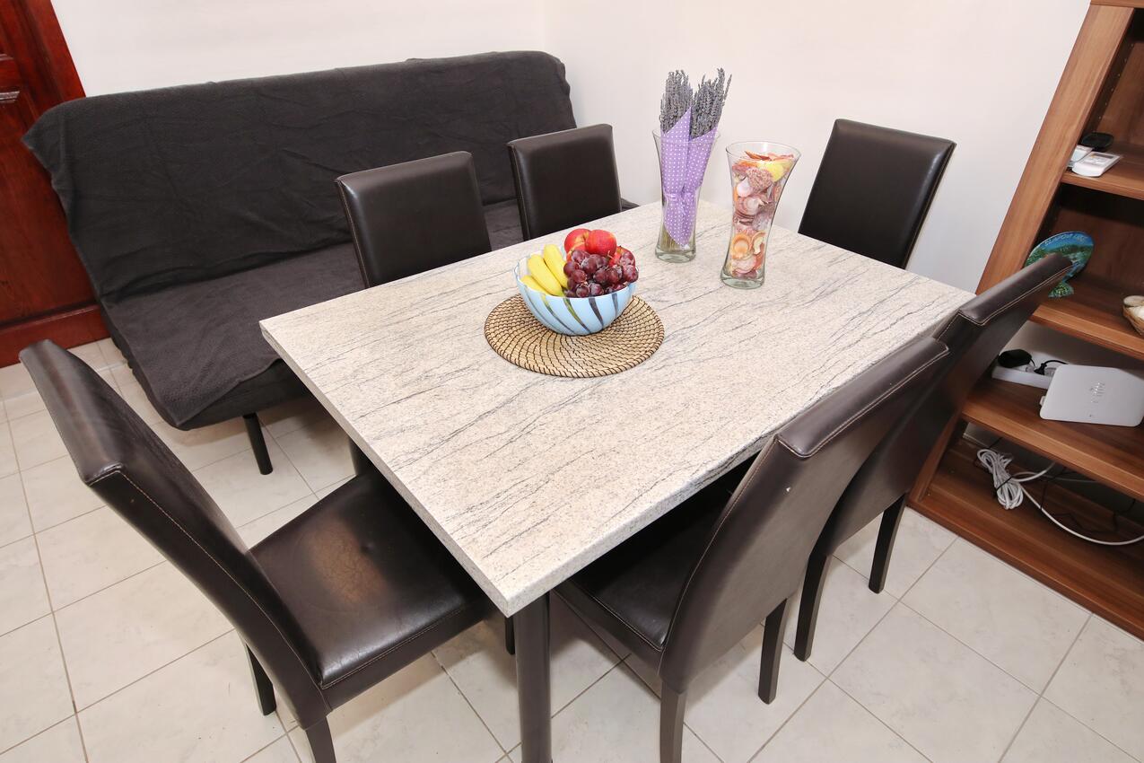 A-15907-a - Kwatery prywatne - Apartamenty nad morzem Ribarica, Karlobag