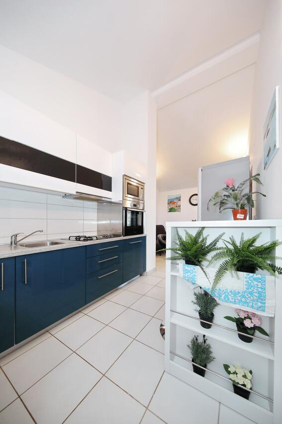 A-15907-a - Kwatery prywatne - Apartamenty nad morzem Ribarica, Karlobag