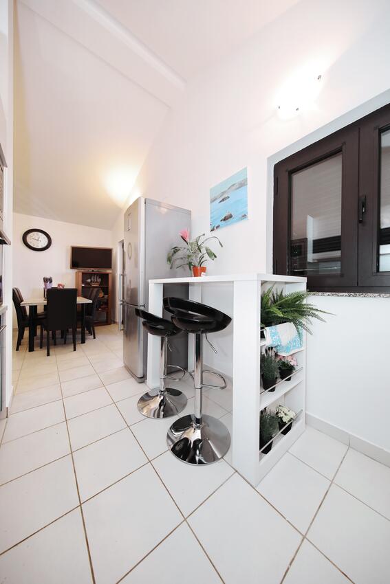 A-15907-a - Kwatery prywatne - Apartamenty nad morzem Ribarica, Karlobag