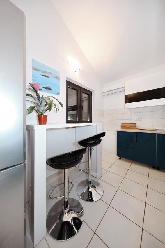A-15907-a - Kwatery prywatne - Apartamenty nad morzem Ribarica, Karlobag