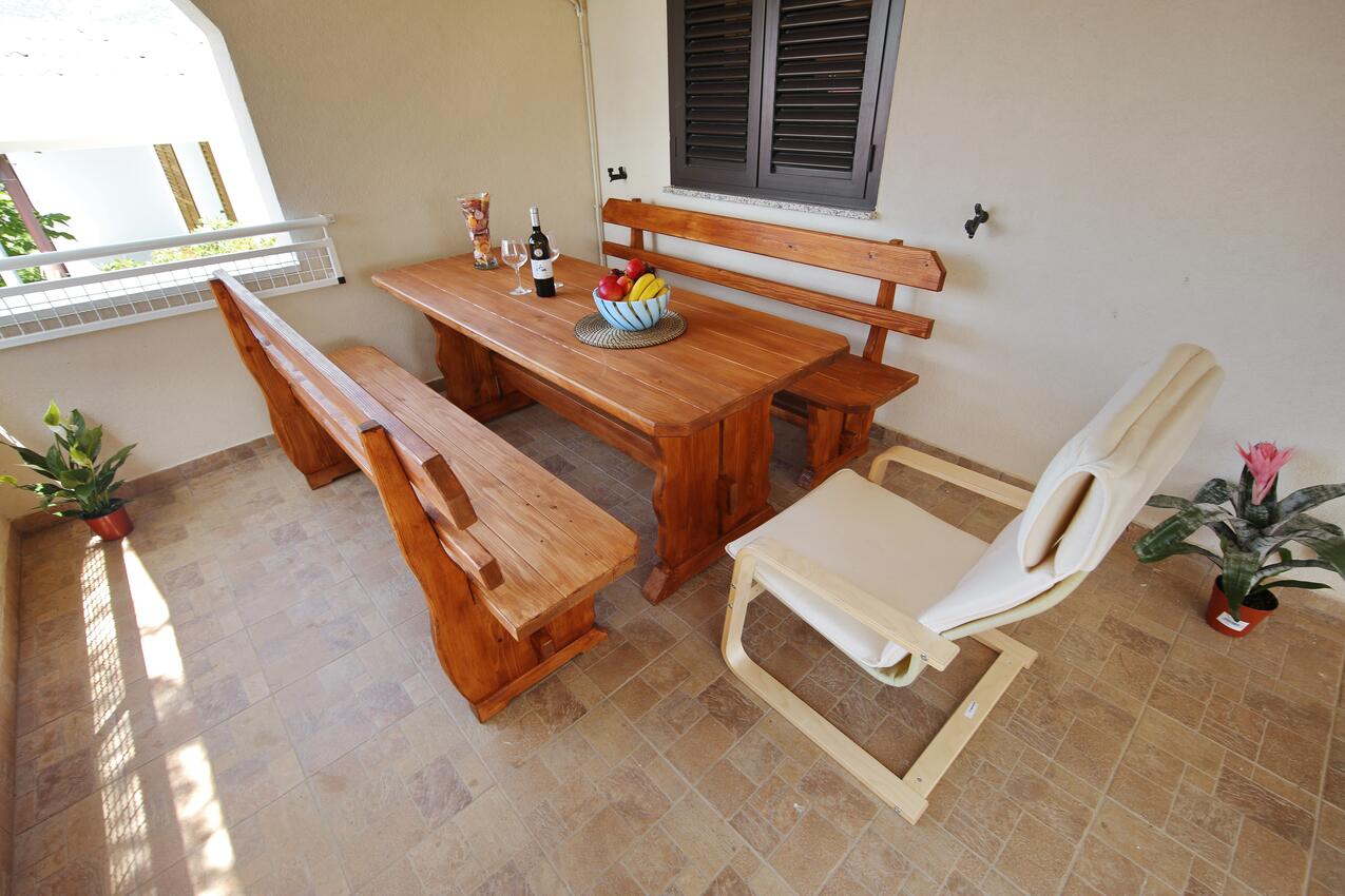 A-15907-a - Kwatery prywatne - Apartamenty nad morzem Ribarica, Karlobag