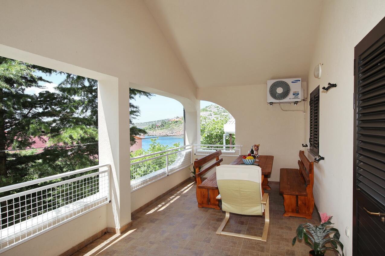 A-15907-a - Kwatery prywatne - Apartamenty nad morzem Ribarica, Karlobag