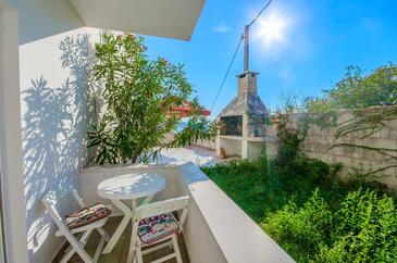 Ferienwohnungen mit Parkplatz Krilo Jesenice, Omis - 15928