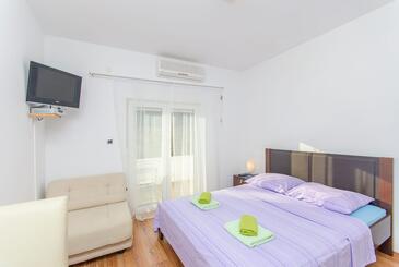 Ferienwohnungen mit Parkplatz Krilo Jesenice, Omis - 15928