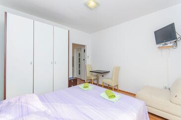 Ferienwohnungen mit Parkplatz Krilo Jesenice, Omis - 15928