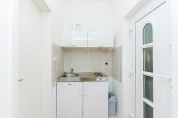 Ferienwohnungen mit Parkplatz Krilo Jesenice, Omis - 15928