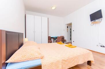 Ferienwohnungen mit Parkplatz Krilo Jesenice, Omis - 15928