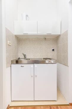 Ferienwohnungen mit Parkplatz Krilo Jesenice, Omis - 15928