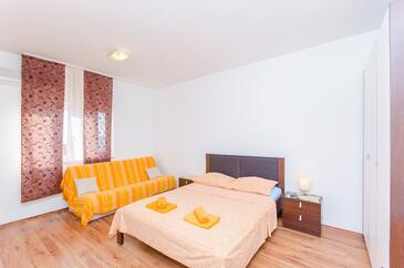 Ferienwohnungen mit Parkplatz Krilo Jesenice, Omis - 15928