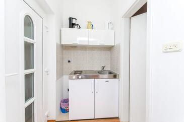 Ferienwohnungen mit Parkplatz Krilo Jesenice, Omis - 15928