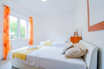 Apartments with parking space Zadar - 15945