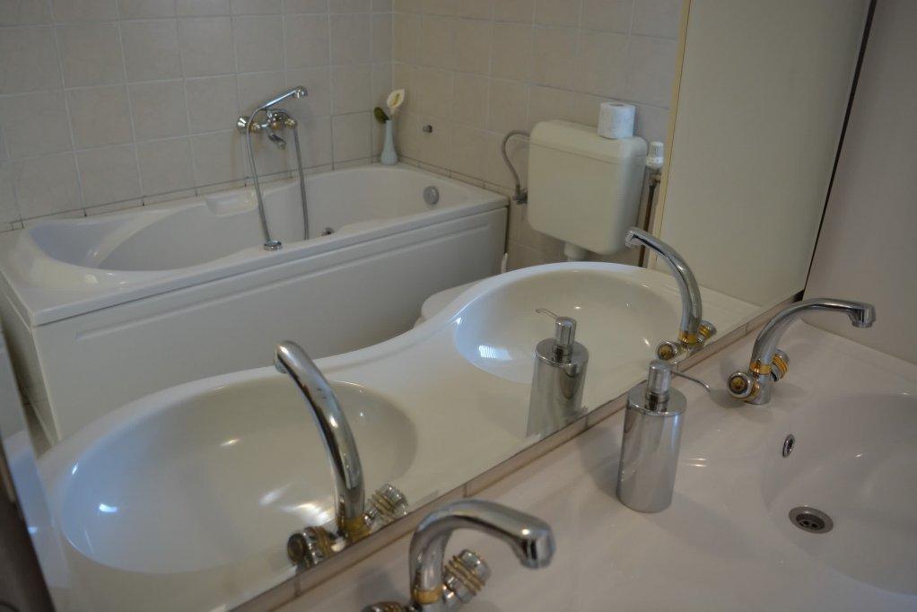 K-15985 - Alloggi privati - Casa con piscina per famiglia Grubine, Morlacca - Zagora