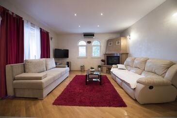 Apartamentos con piscina adecuados para familias con niños Klis, Split - 16005