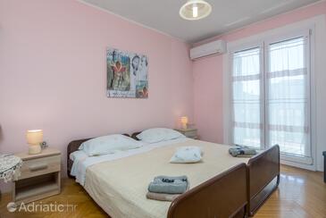 Apartments with parking space Pula - 16053