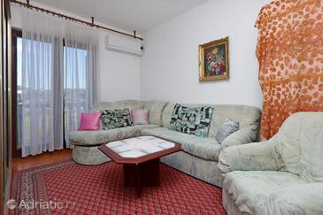 Banjol, Living room in the apartment, air condition available, (pet friendly) and WiFi.