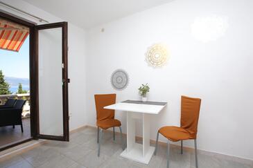 Slatine, Jedáleň v ubytovacej jednotke apartment, domáci miláčikovia povolení a WiFi.