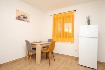 Slatine, Jedáleň v ubytovacej jednotke apartment, domáci miláčikovia povolení a WiFi.