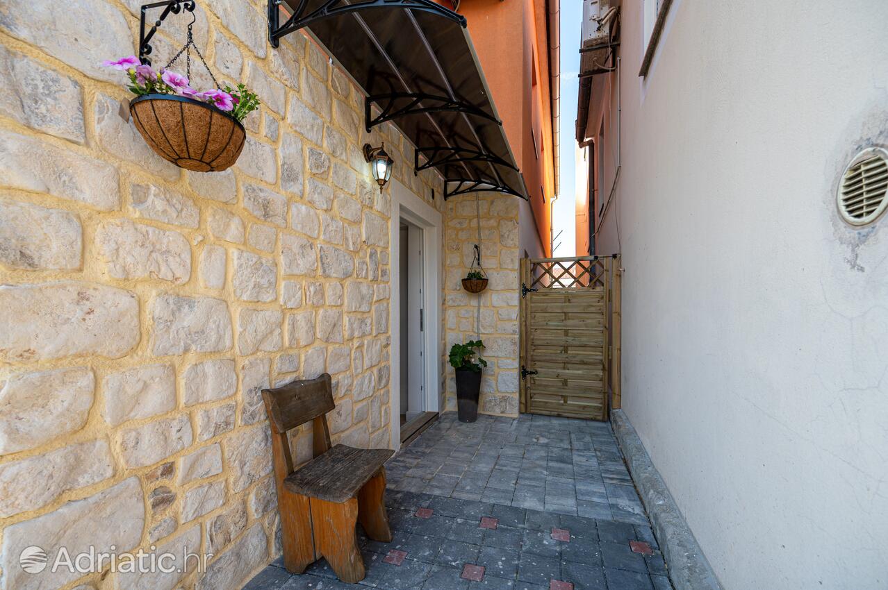 Courtyard - Apartments with a parking space Bibinje, Zadar