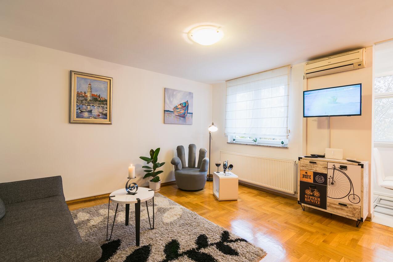 Apartments with parking spaces Zagreb - 16241