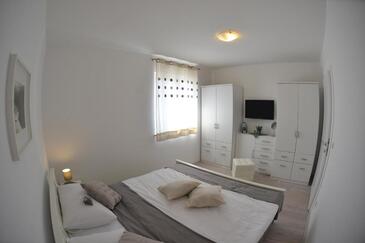 Apartments with parking space Njivice, Krk - 16244