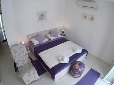 Apartments with parking space Njivice, Krk - 16244