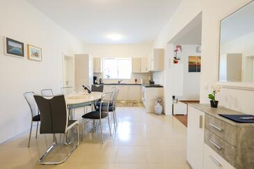 Beachfront family-friendly house with hot tub Ist - 16291