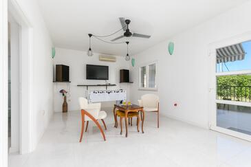 Slatine, Camera de zi în unitate de cazare tip house, aer condiționat disponibil, animale de companie sunt acceptate şi WiFi.