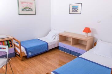 Apartments with parking space Novi Vinodolski - 16360