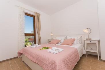 Apartmaji z bazenom za družine z otroci Drvenik Veliki, Drvenik - 16377