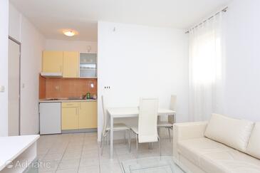 Apartments with parking space Makarska - 16430