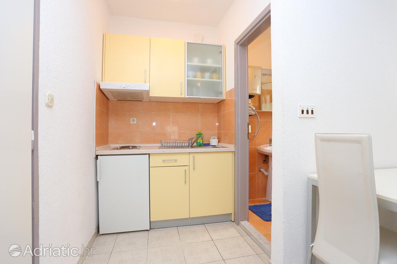 Apartments with parking space Makarska - 16430