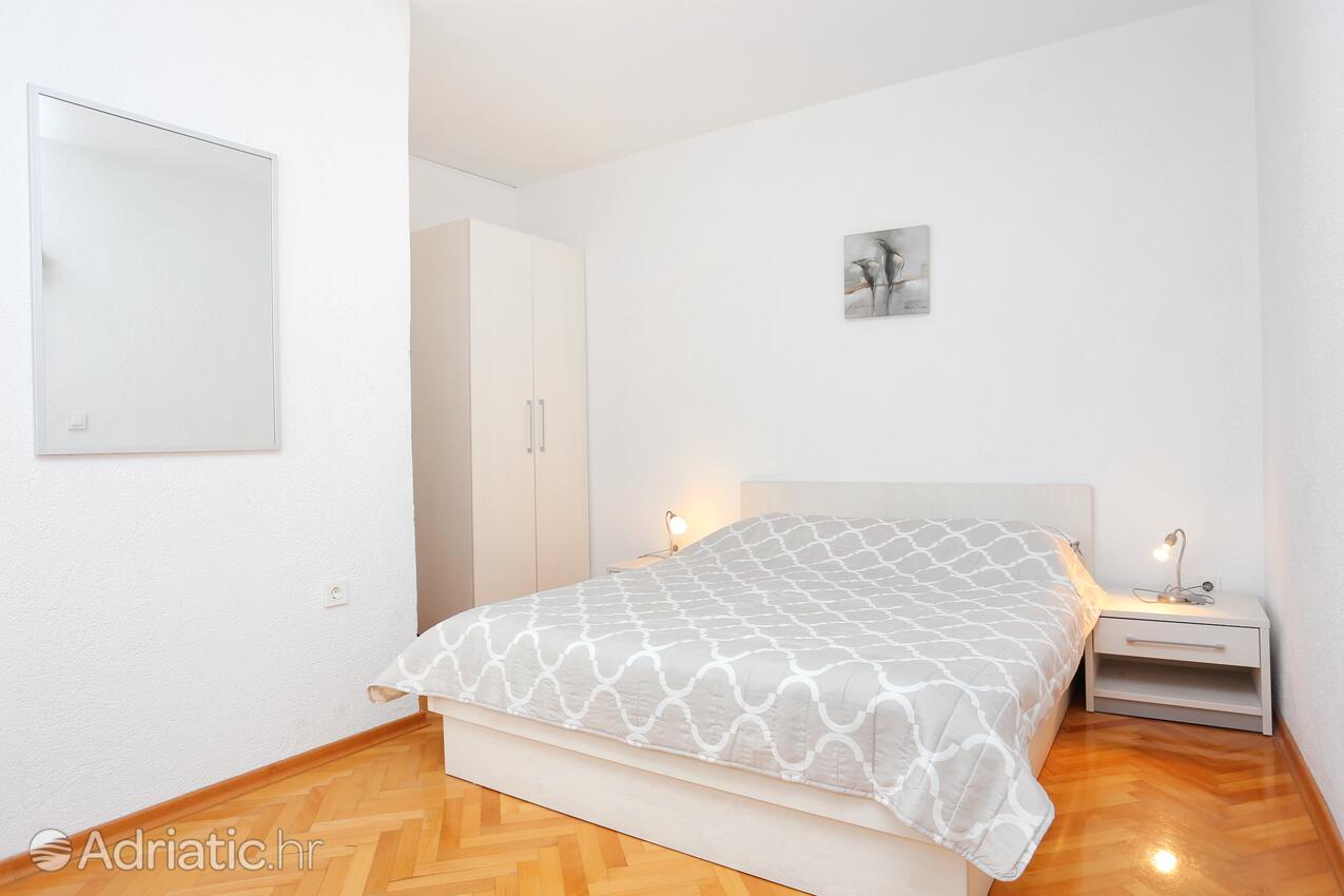 Apartments with parking space Makarska - 16430