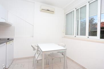 Apartments with parking space Makarska - 16430