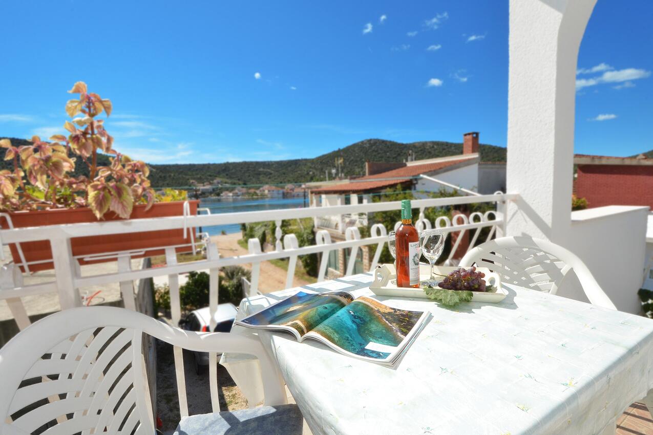 A-16485-b - Private accommodation - Apartments by the sea Vinišće, Trogir