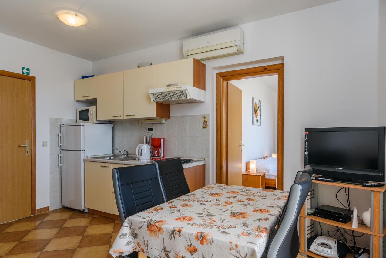 A-16509-b - Private accommodation - Family friendly apartments with a swimming pool Trogir
