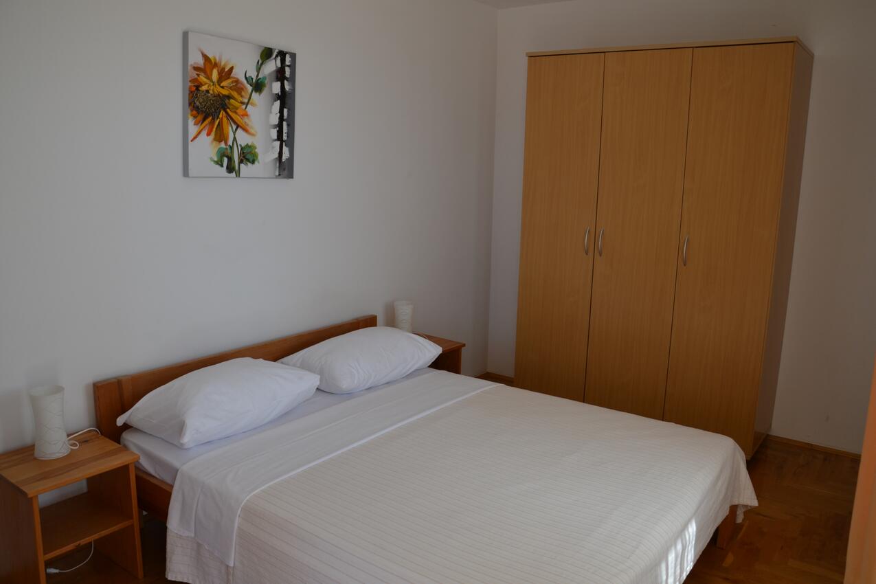 A-16509-c - Private accommodation - Family friendly apartments with a swimming pool Trogir