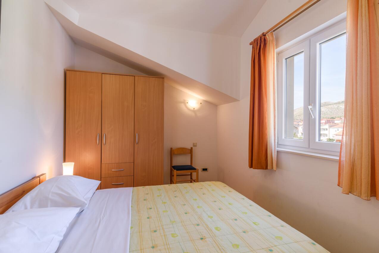 A-16509-d - Private accommodation - Family friendly apartments with a swimming pool Trogir