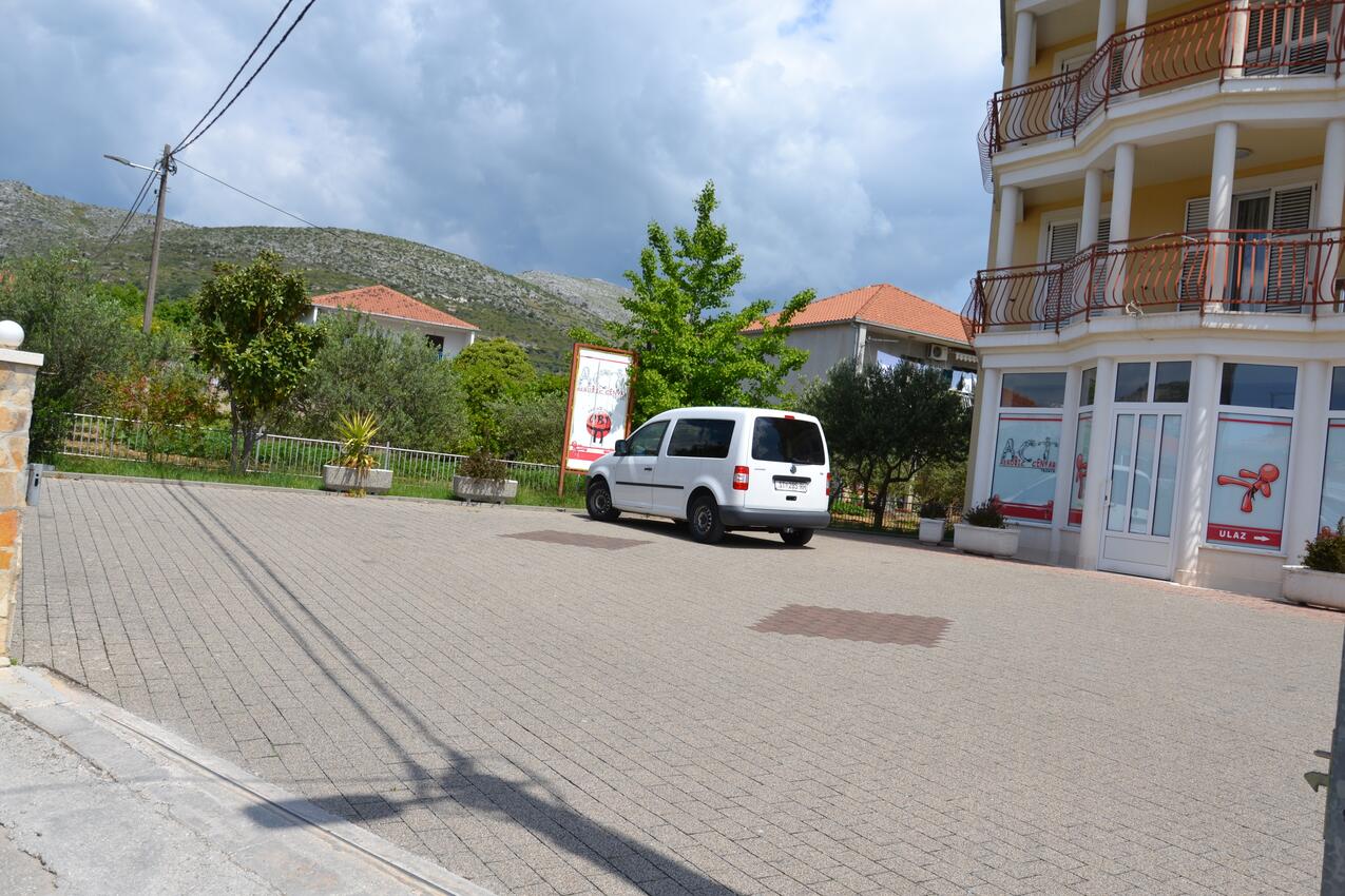 Parking lot - Family friendly apartments with a swimming pool Trogir
