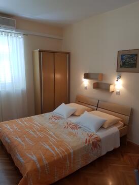 Apartments with parking space Makarska - 16521